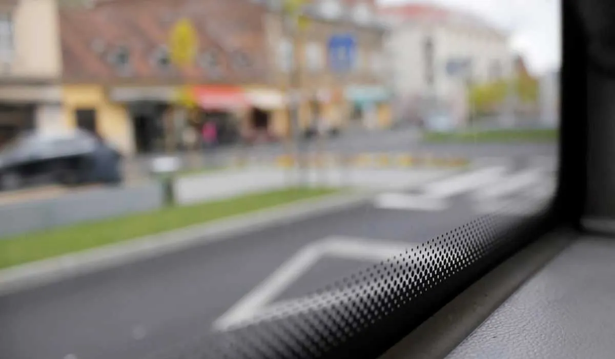 puntos en las ventanas de los autos