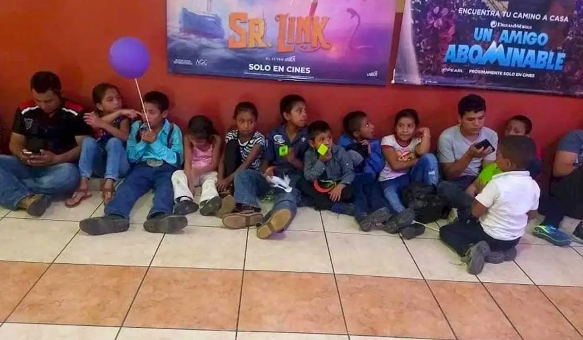 Este maestro ahorró para llevar a sus alumnos por primera vez al cine