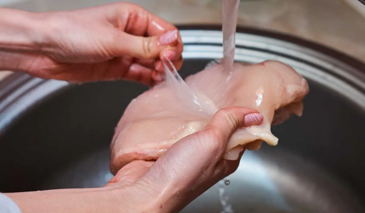 por qué no lavar el pollo antes de cocinarlo