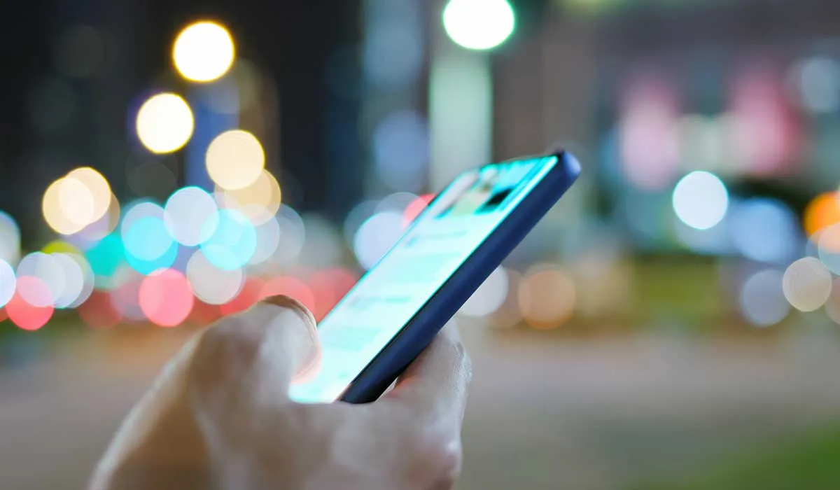 cómo puede afectar la luz del celular