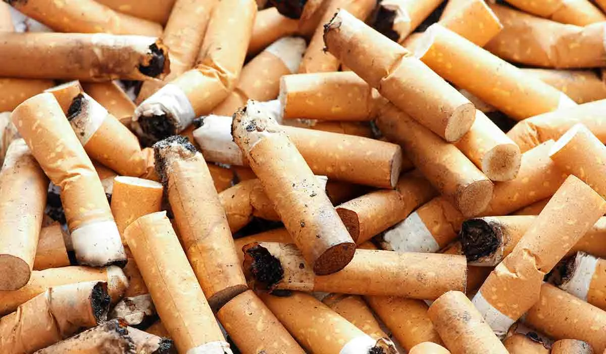 colillas de cigarro en la playa
