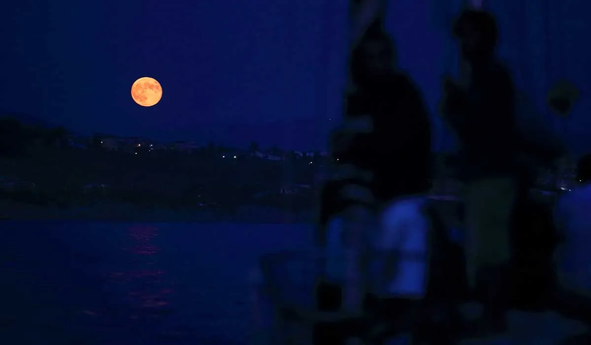 la primera superluna del año 2020