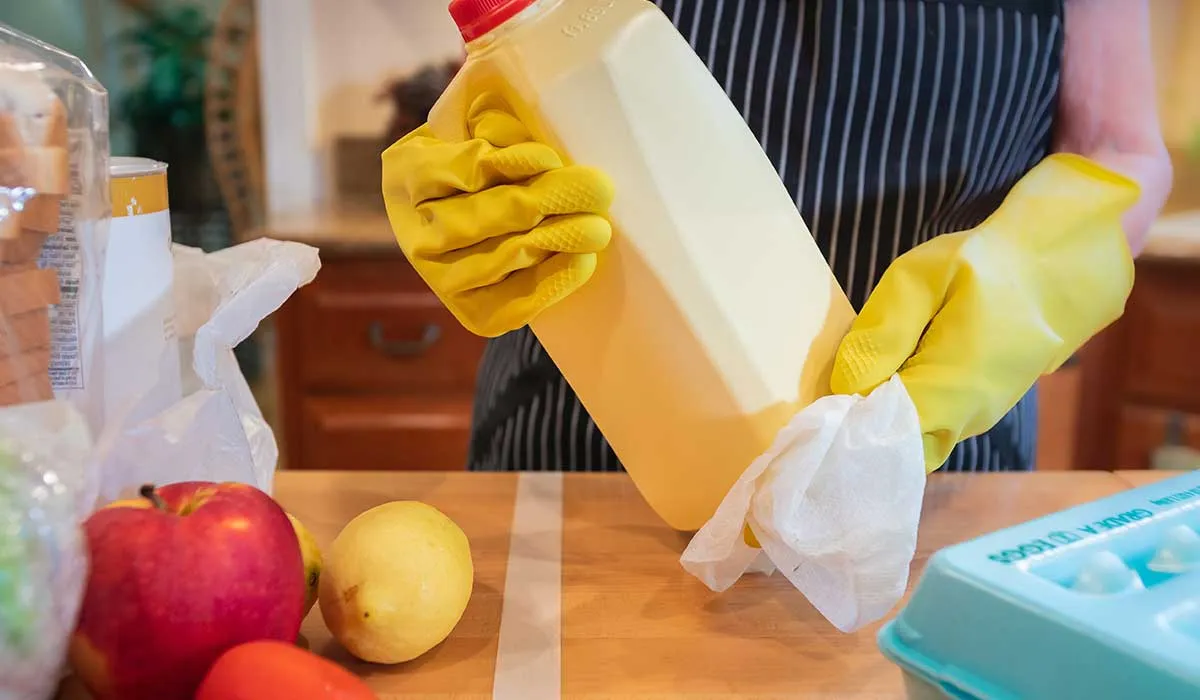 limpia productos de Covid-19 cuando llegues a casa