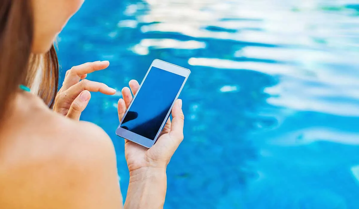 no te confíes si tu teléfono es contra el agua