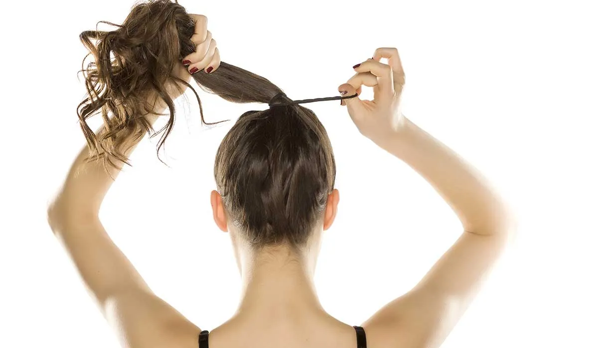 cuida tus muñecas de las ligas para el cabello