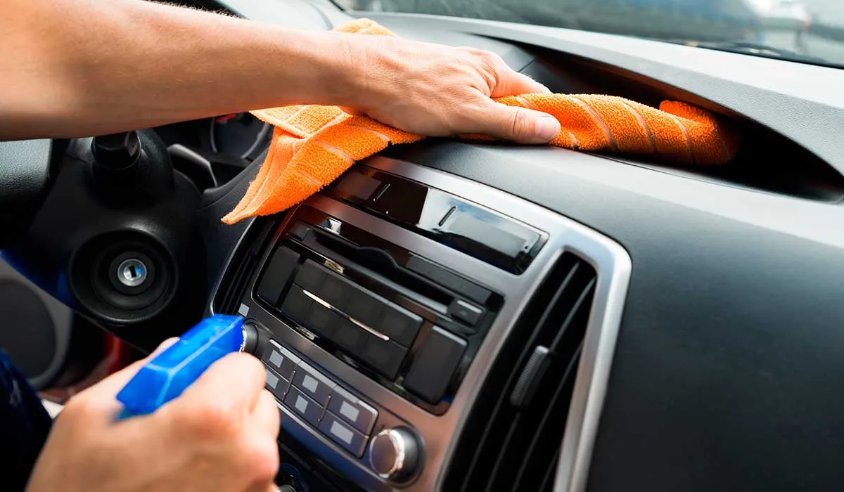 considera esto al momento de limpiar el interior de tu auto