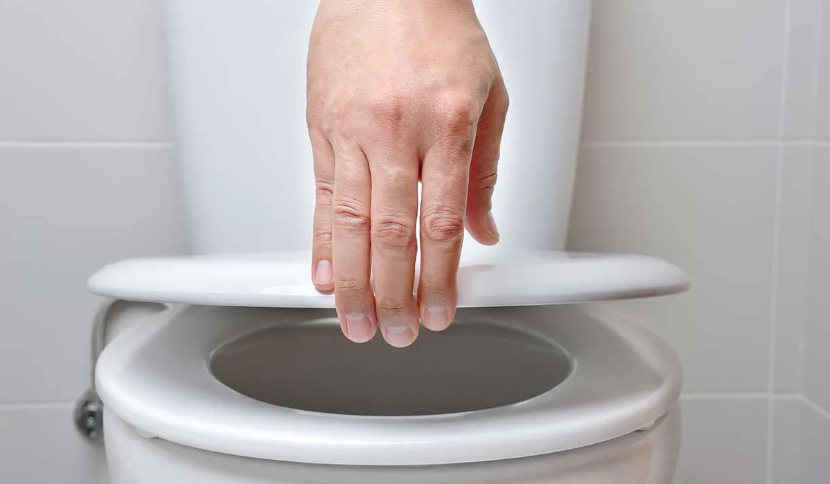 la ciencia explica actos raros en el baño