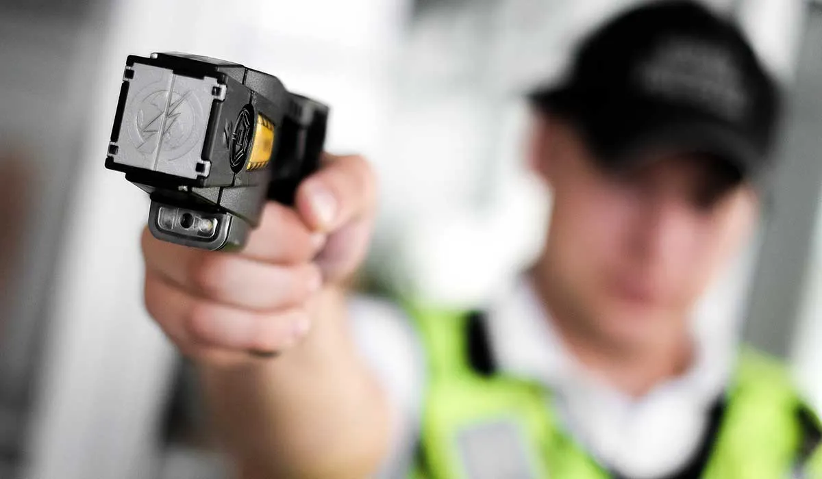 disparo de pistola eléctrica