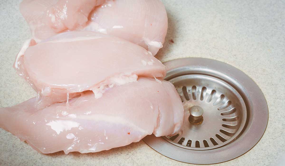 por qué no conviene lavar el pollo