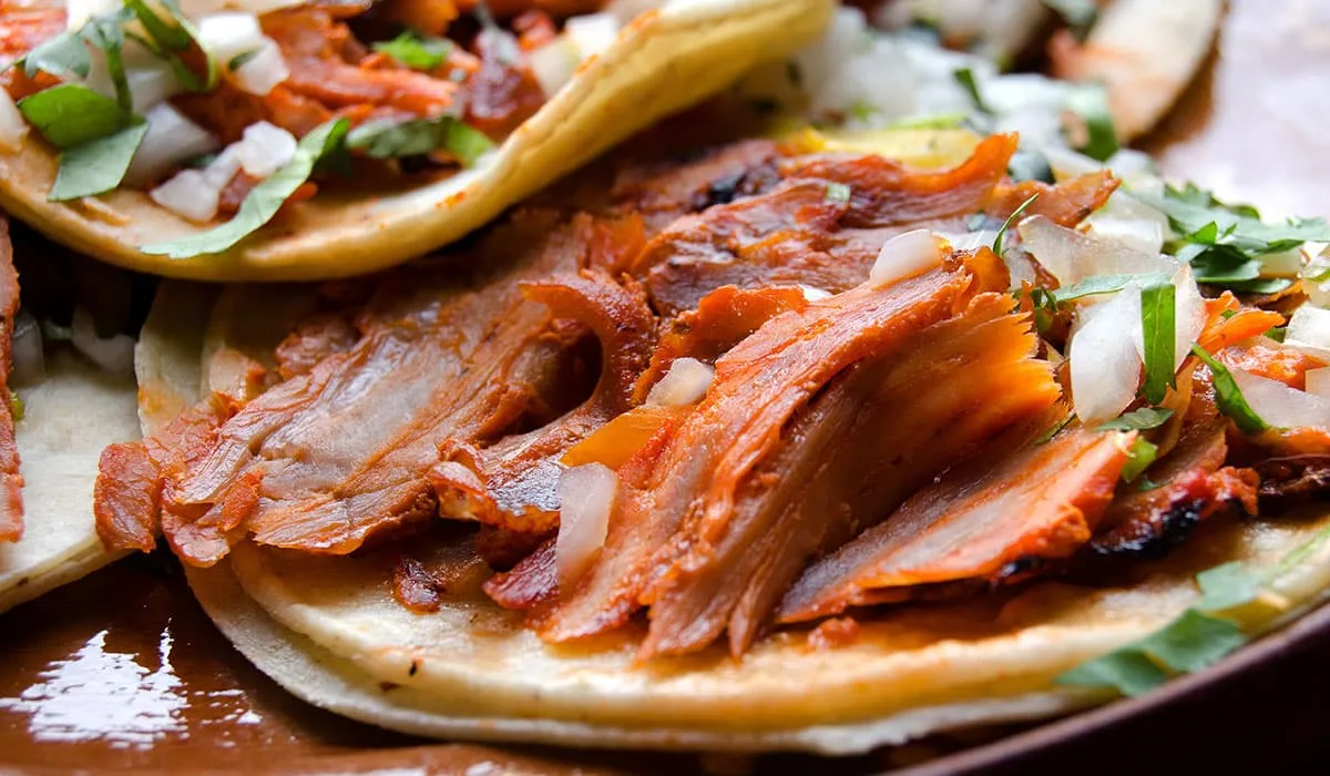 tacos de pastor y vino una buena combinación