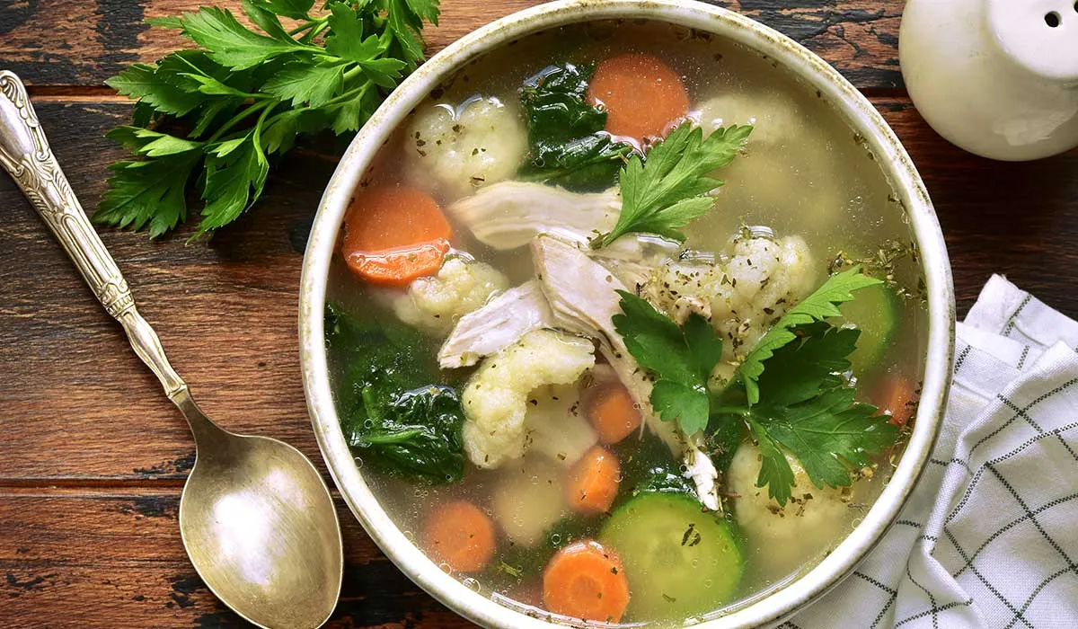 conoce todo lo que te aporta el caldo de pollo