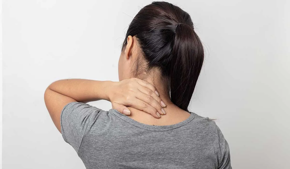 qué puede generar dolor entre los omóplatos