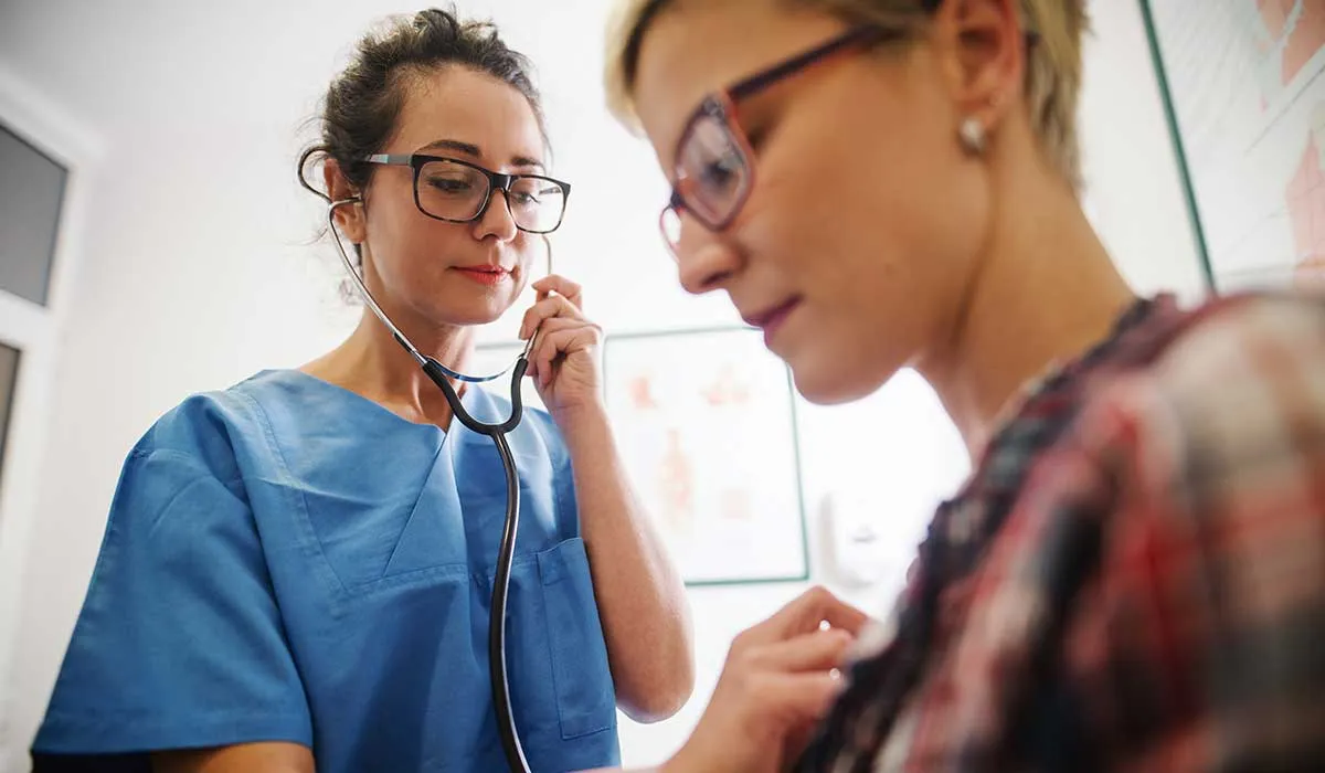 la importancia de checarse después de tener covid