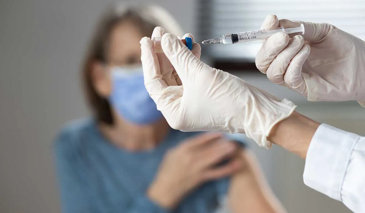 dar positivo al covid despues de recibir la vacuna