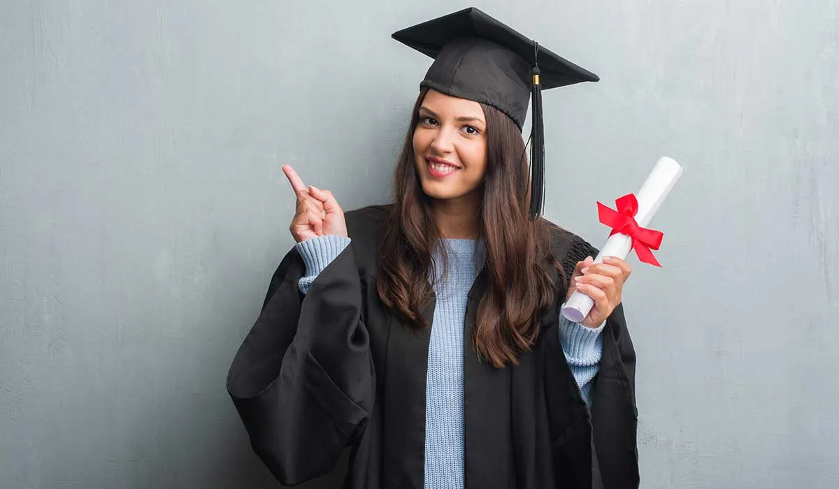 una hija recién graduada agradece a su papá en video viral