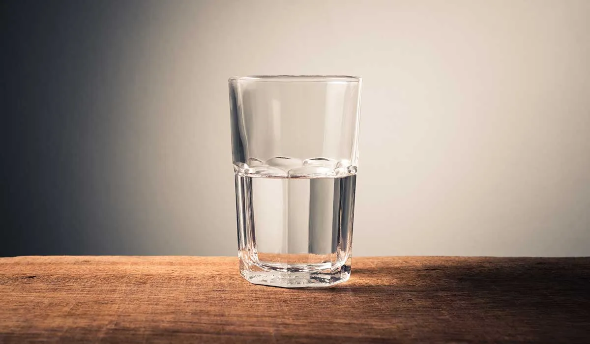 es malo beber agua de días anteriores