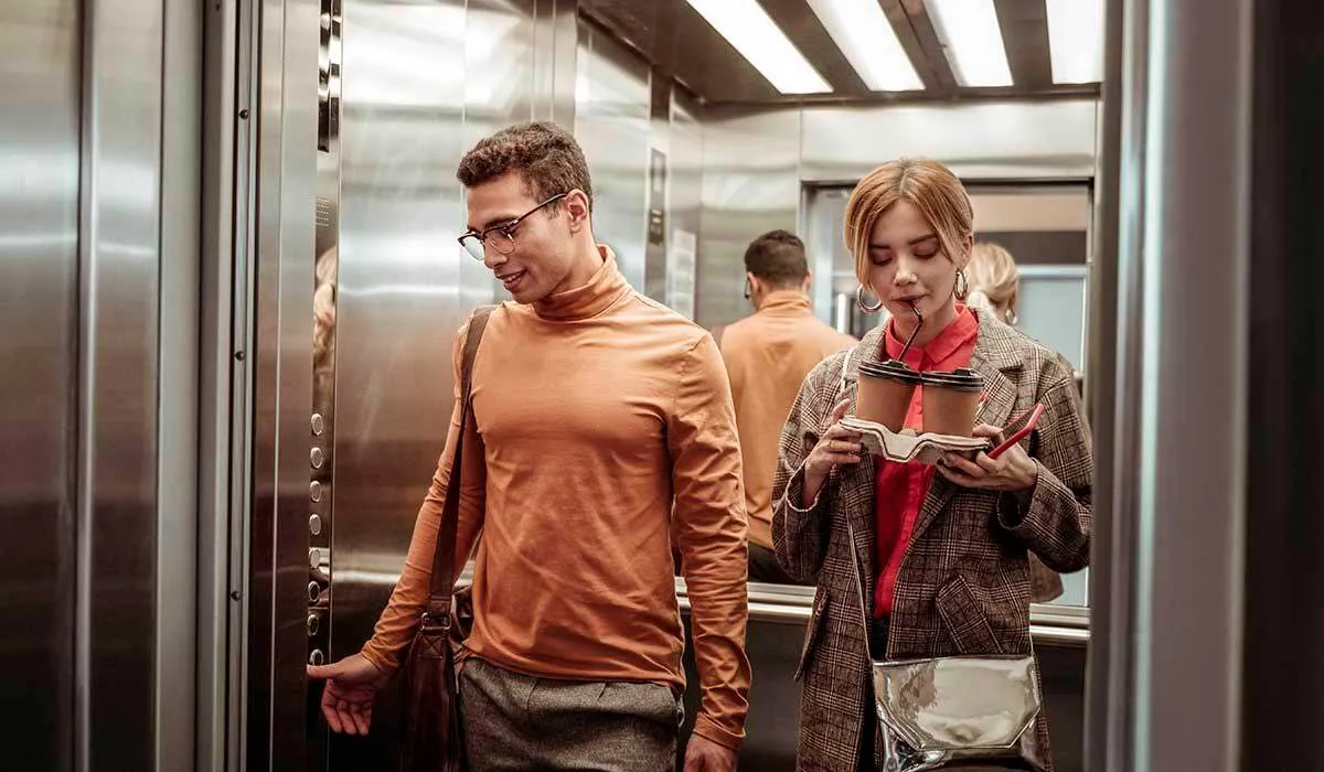 por esto ves espejos en el ascensor