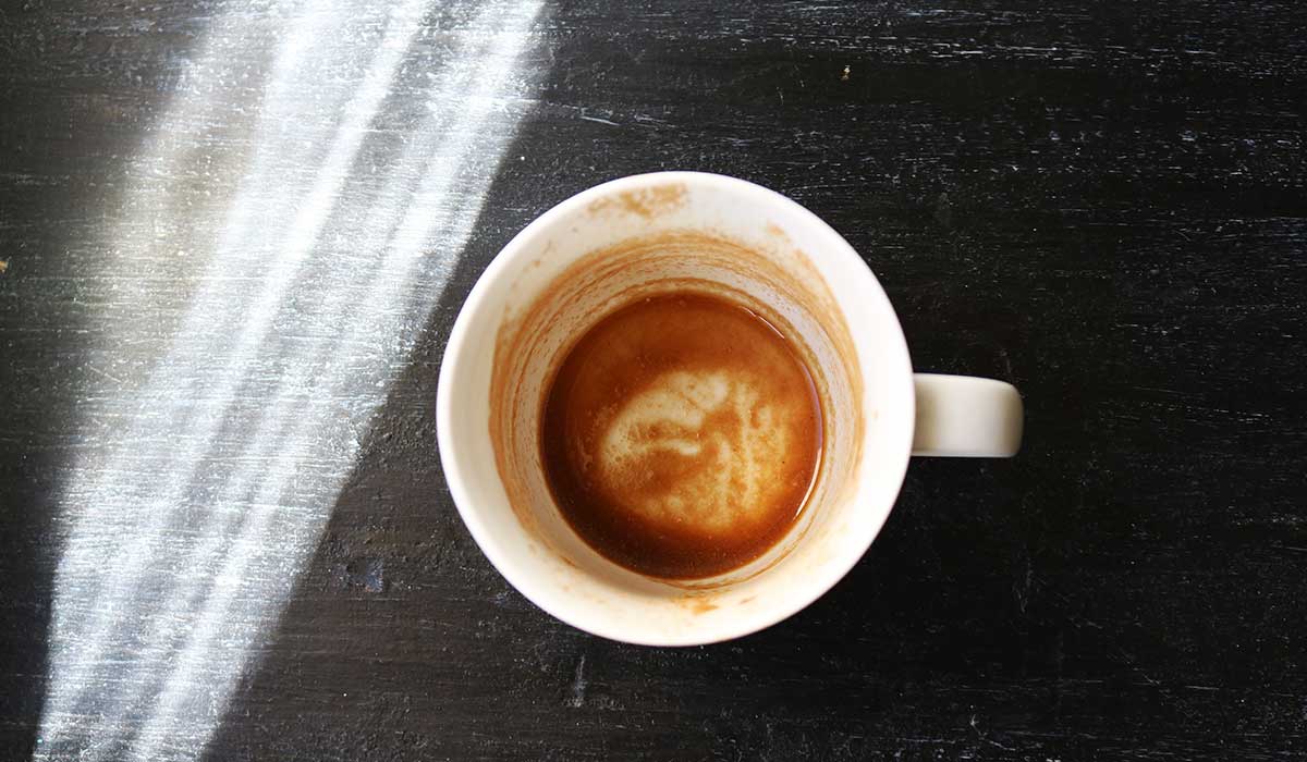 problemas al tomar café en una taza sucia