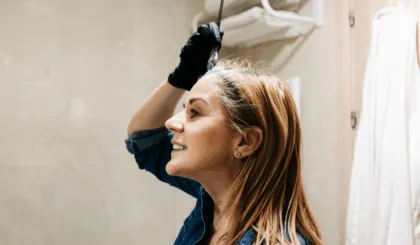 ¿El tinte correcto puede rejuvenecerte? Aprende a evitar colores que te hacen ver mayor y consigue un look fresco y favorecedor.