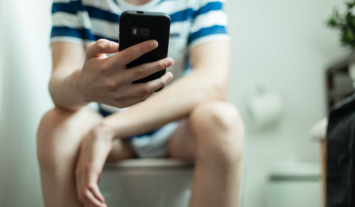 usar tu teléfono en el baño puede ser peligroso para tu salud