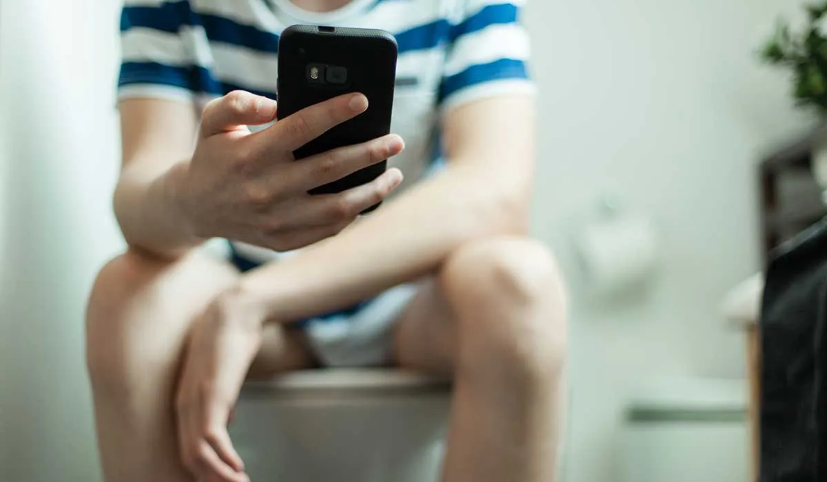 usar tu teléfono en el baño puede ser peligroso para tu salud
