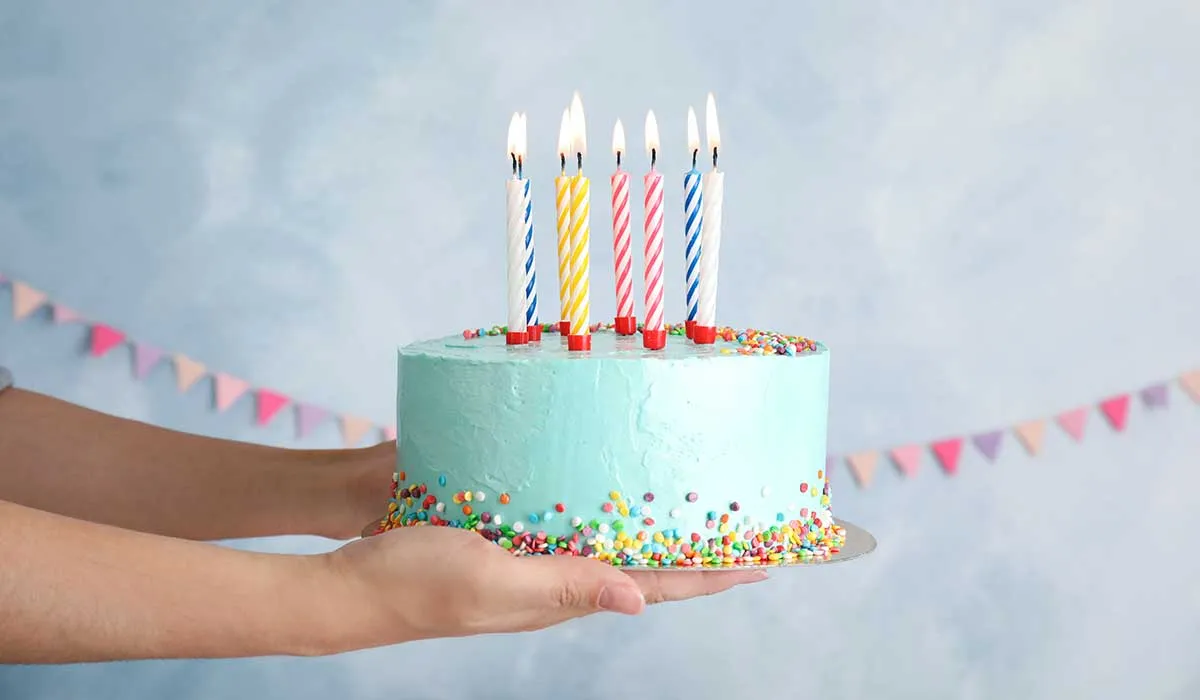 este es el origen del pastel de cumpleaños
