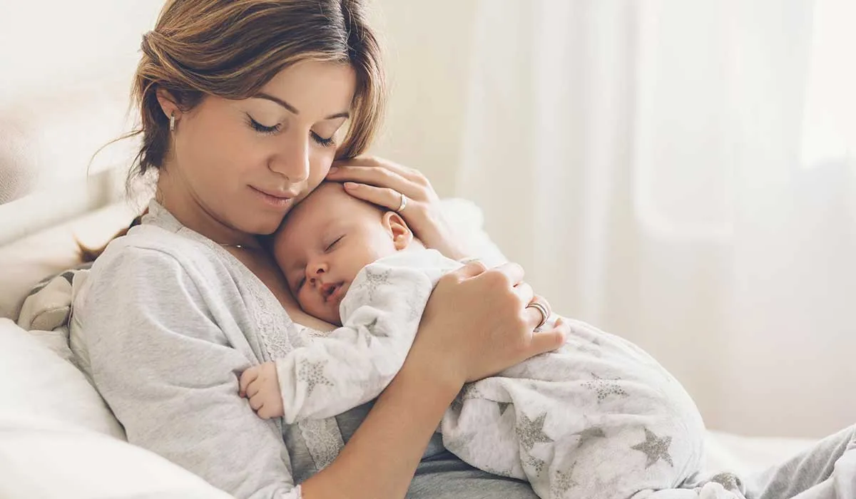 cargar a los bebes del lado izquierdo es la mejor opción