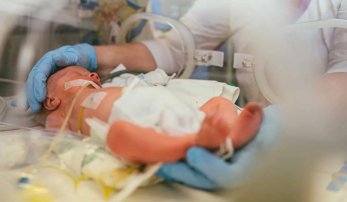 el poder de la voz de una madre con su bebé prematuro