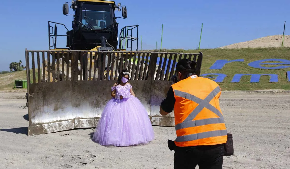 quinceañera se toma fotos en donde trabaja su papá