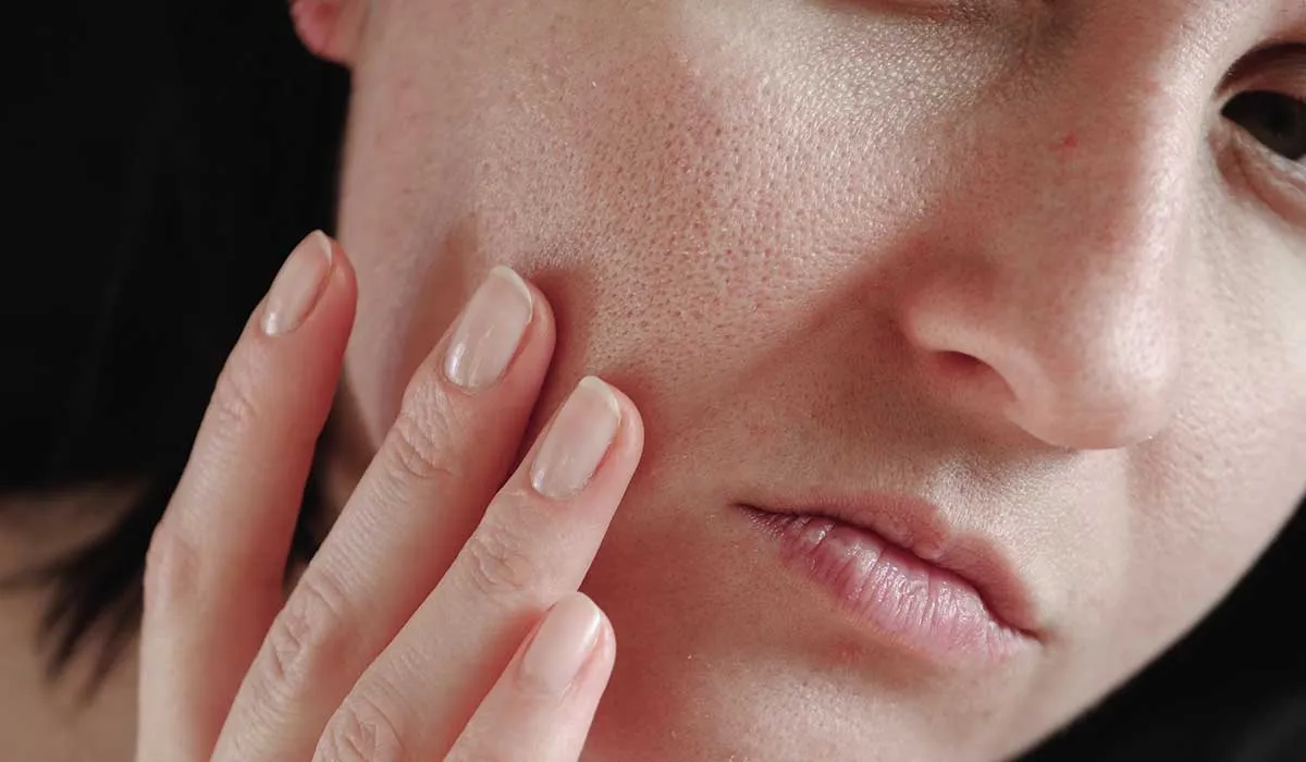 errores al maquillarte que hacen verte tu piel seca