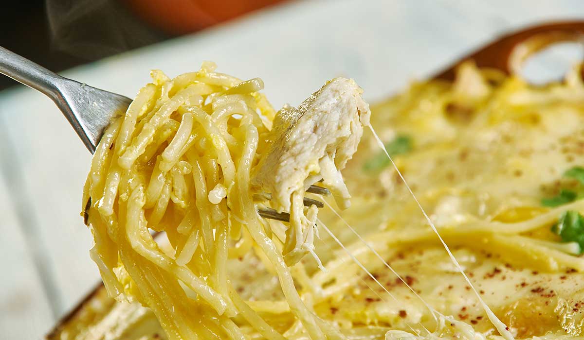 Espagueti con salsa de queso, pollo y tocino