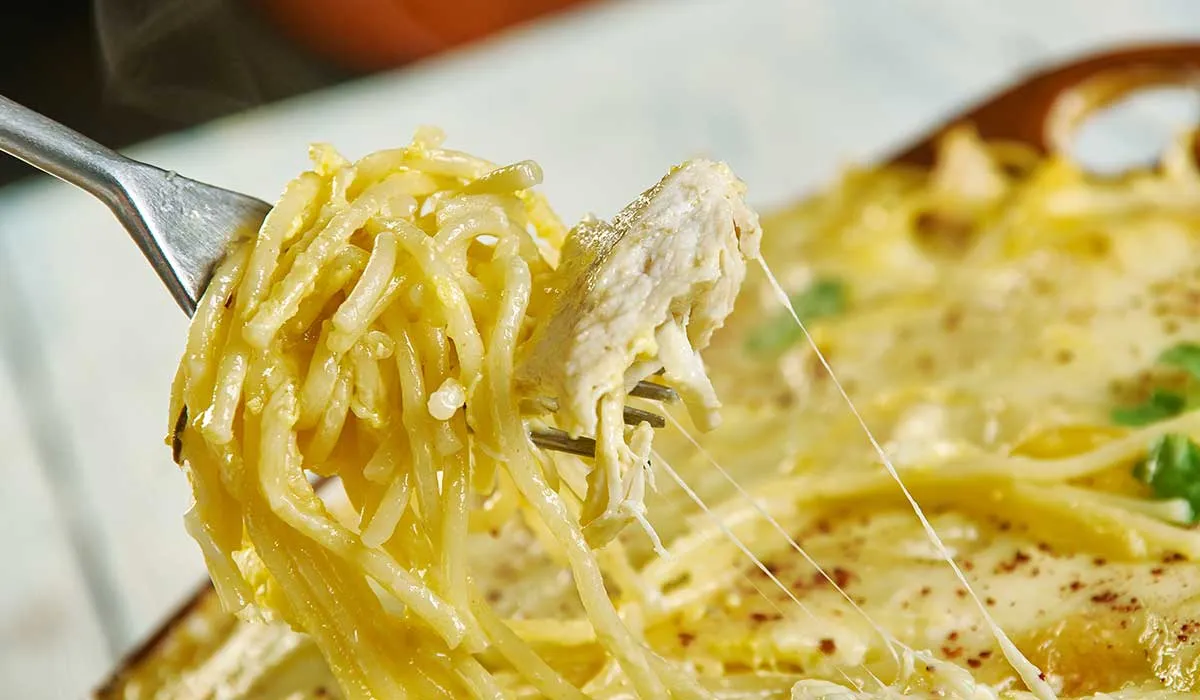 espagueti con crema pollo y tocino