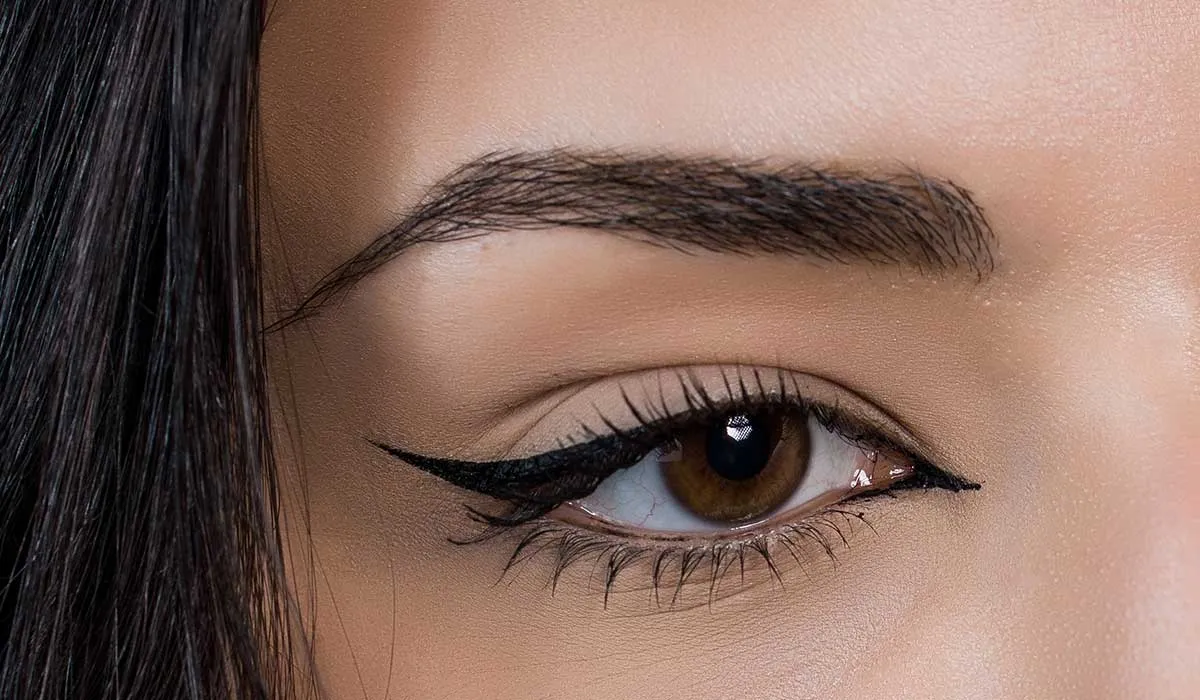 logra resaltar tus ojos con maquillaje