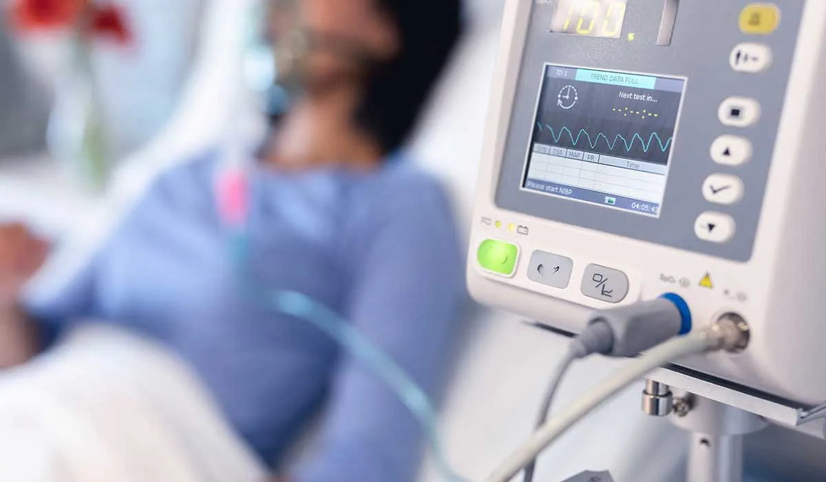 albañil repara hospital en agradecimiento por salvar a su mujer