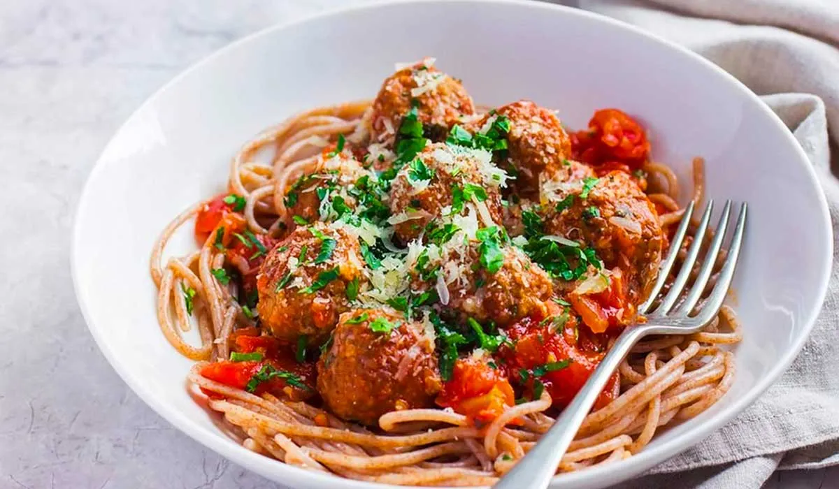 albondigas de pollo con salsa marinaria y espagueti integral
