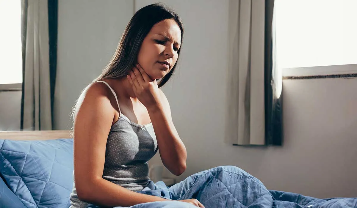 ¿dormir con una ventana abierta puede generar dolor de garganta?