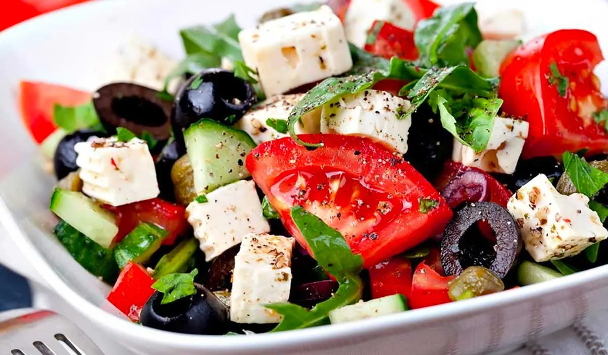 ensalada mediterránea para la salud de tu corazón