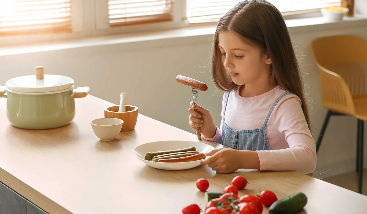 le da carne a una niña vegana