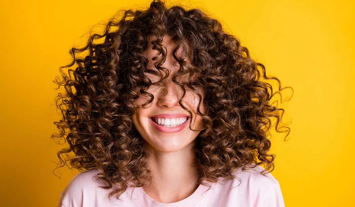 no hagas esto con tu cabello rizado