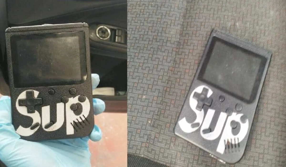 roban automóviles con un Game Boy