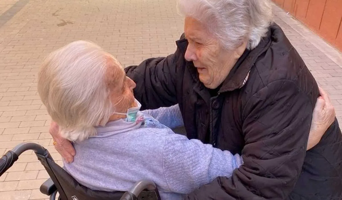 emotivo encuentro entre dos primas ancianas después de no verse en 10 años