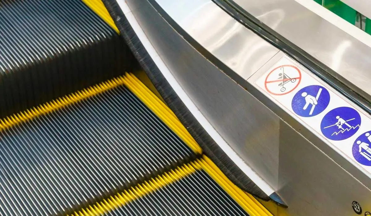 para qué sirven los cepillos de las escaleras eléctricas