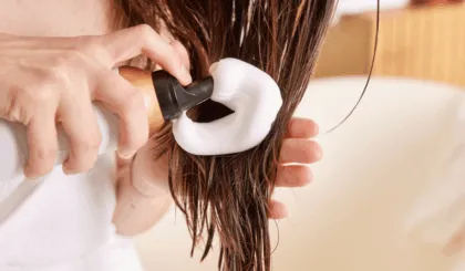 Aprende a usar el mousse y dejar tu cabello manejable sea liso o rizado.