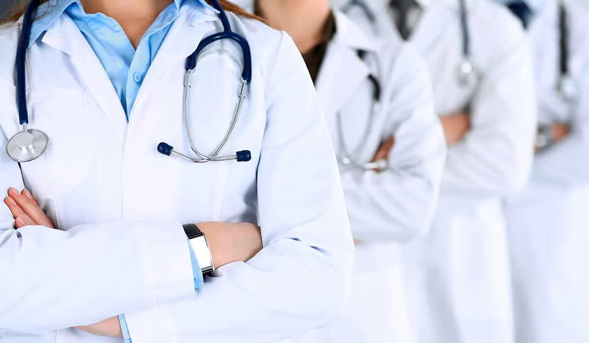 por esto la bata de los médicos es blanca