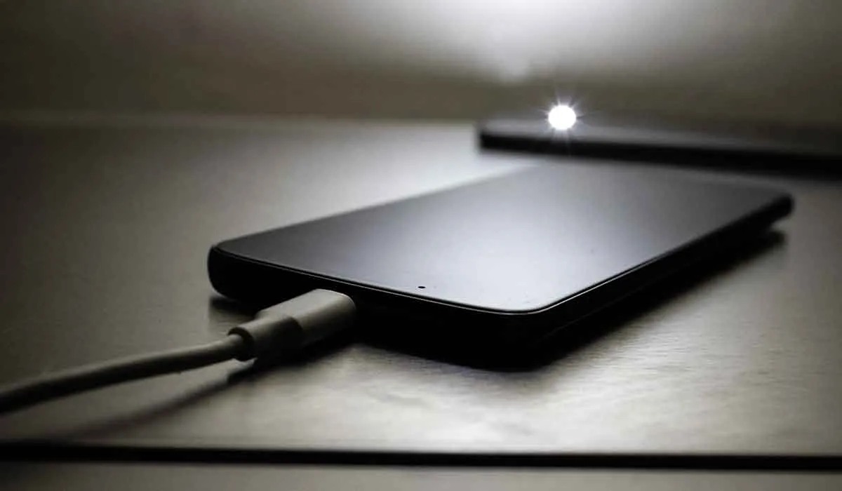 por qué cargar tu celular toda la noche no afecta a la batería