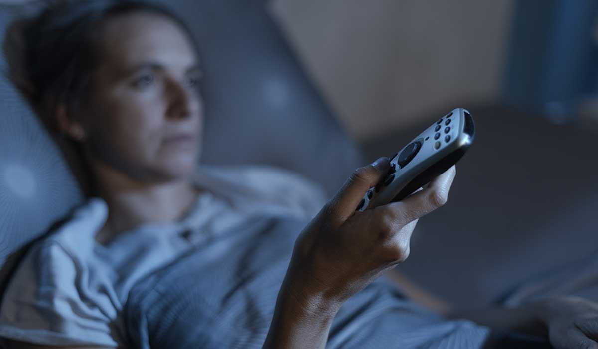 dormir con la television es malo para tu salud y tu cerebro