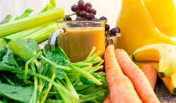jugo de zanahoria, apio y espinacas contra la gastritis