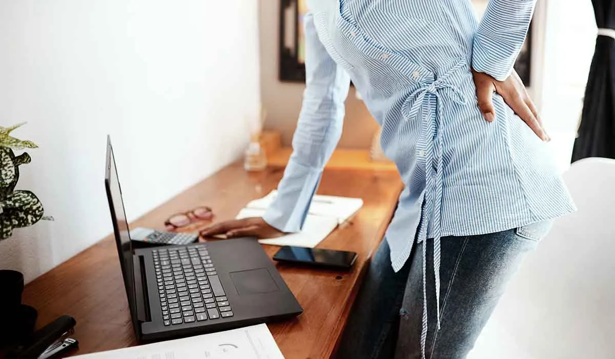 evita dolores por hacer el trabajo de oficina en casa con estos consejos
