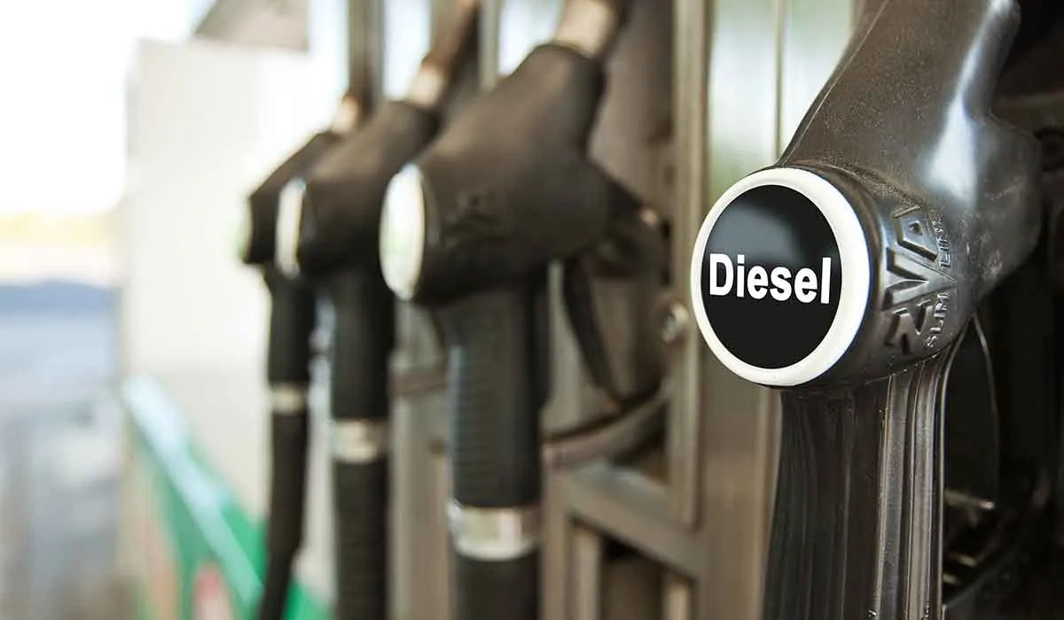 esto le pasaría a tu auto si lo llenas con diesel