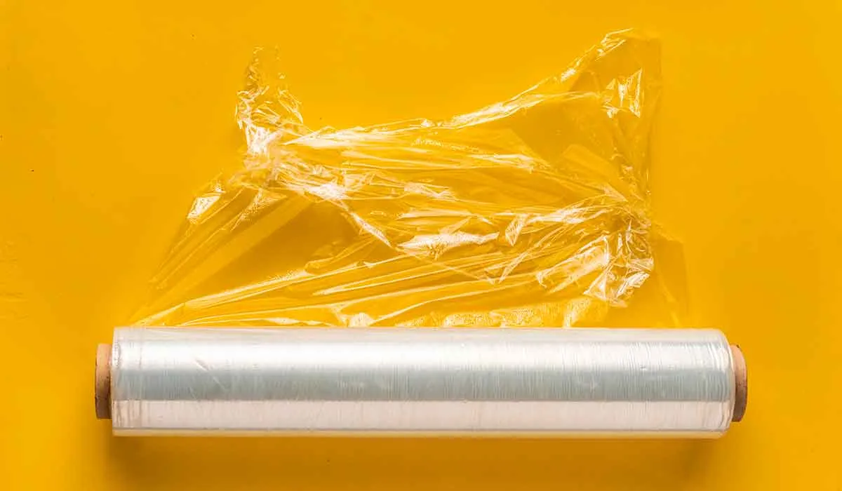 truco para evitar el que el plástico para envolver se pegue